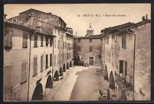 AK Biot, Place des Arcades avec bâtiments historiques et passants