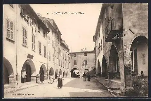 AK Biot, La Place avec arcades et passants
