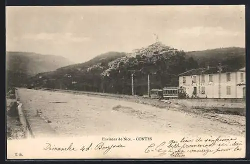 AK Contes, Vue du village avec tramway et collines environnantes