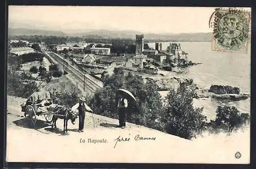 AK La Napoule, Vue sur la côte avec chemin de fer et personnages avec charrette