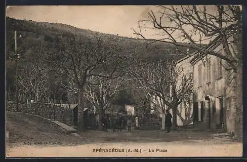 AK Spéracèdes, La Place avec arbres dénudés et bâtiments historiques