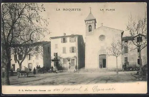 AK La Roquette, La place avec église et maisons adjacentes