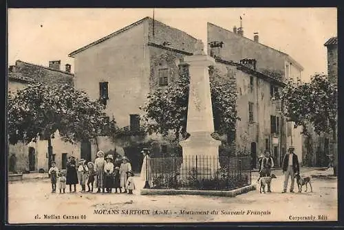 AK Mouans-Sartoux, Monument du Souvenir Francais et villageois sur la place centrale