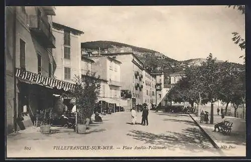 AK Villefranche-sur-Mer, Place Amélie-Pollonais animée avec passants et terrasses ombragées