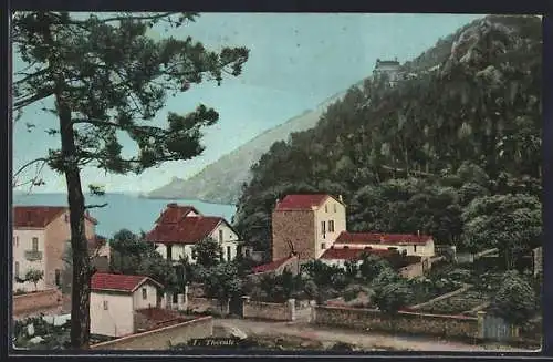 AK Théoule, Vue sur le village et la colline boisée en arrière-plan