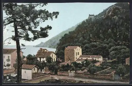 AK Théoule, Vue sur le village et la colline boisée en bord de mer