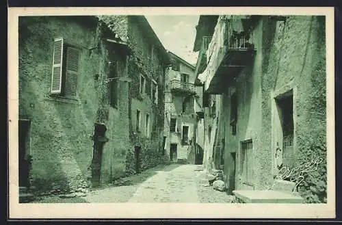 AK Saint-Martin-Vésubie, Rue du Plan mit historischen Gebäuden und schmalem Weg