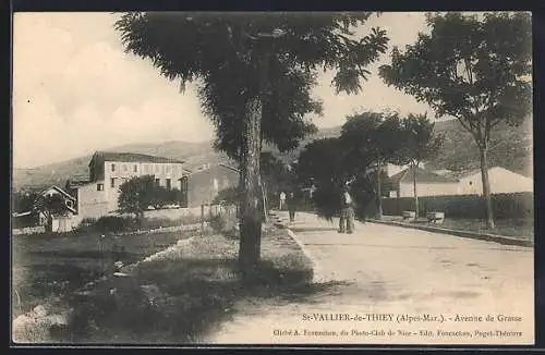AK Saint-Vallier-de-Thiey, Avenue de Grasse avec arbres et promeneurs