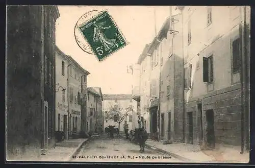 AK Saint-Vallier-de-Thiey, Route de Grasse avec chevaux et bâtiments historiques