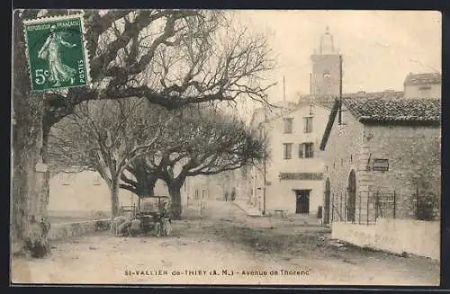 AK St-Vallier-de-Thiey, Avenue de Thorenc avec arbres et bâtiments historiques