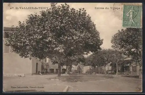 AK St-Vallier-de-Thiey, Entrée du Village avec arbres et bâtiments historiques