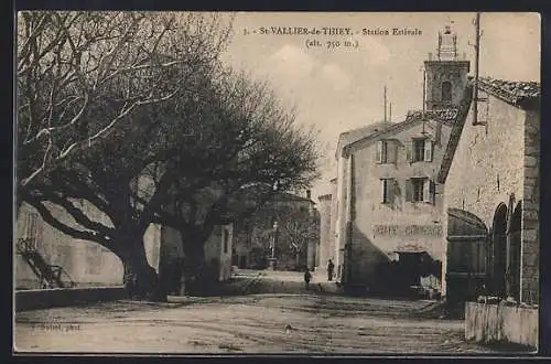 AK St-Vallier-de-Thiey, Station Estivale et vue de la rue principale avec café et arbres majestueux