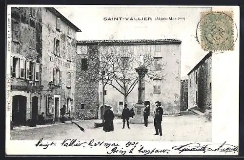 AK Saint-Vallier, Place animée avec colonne et habitants en conversation