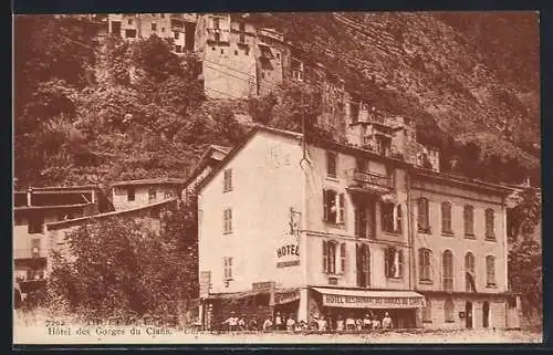 AK Gorges du Cians, Hôtel des Gorges du Cians et falaises environnantes