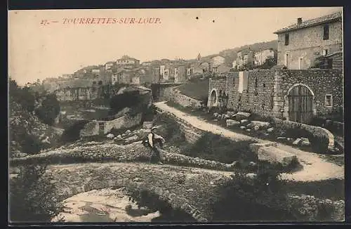 AK Tourrettes-sur-Loup, Vue du village et chemin de pierre rustique