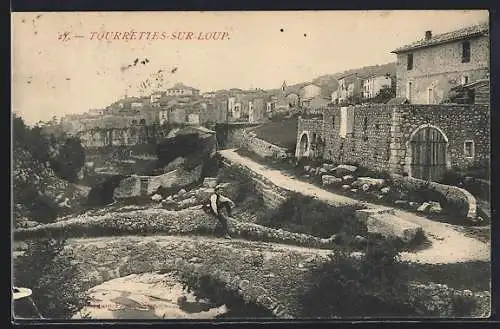 AK Tourrettes-sur-Loup, Vue du village avec chemin de pierre et maisons en pierre