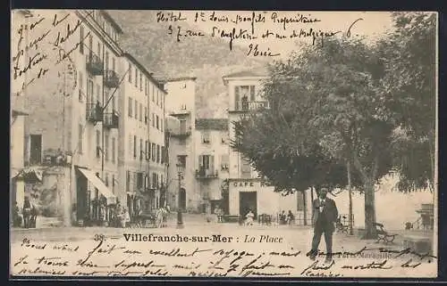 AK Villefranche-sur-Mer, La Place avec café et passants