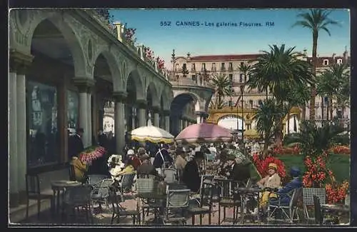 AK Cannes, Les galeries fleuries et les terrasses animées