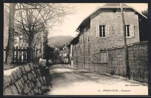 AK Peira-Cava, Casernes et rue bordée d`arbres en hiver