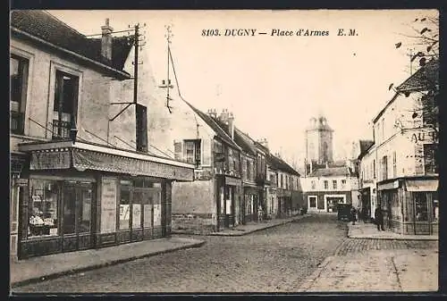 AK Dugny, Place d`Armes avec vue sur la rue animée et bâtiments historiques