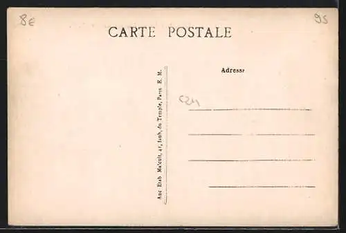 AK Dugny, Place d`Armes avec vue sur la rue animée et bâtiments historiques