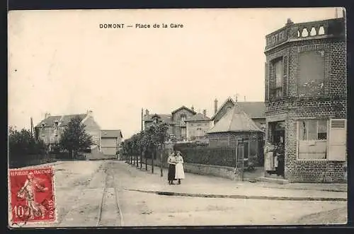 AK Domont, Place de la Gare avec hôtel et passants