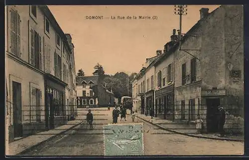 AK Domont, La Rue de la Mairie avec passants et bâtiments