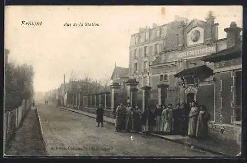 AK Ermont, Rue de la Station avec passants devant le bâtiment industriel