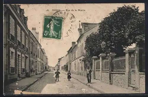 AK Deuil, Rue de la Mairie avec enfants jouant sur le trottoir