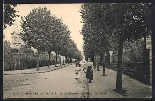 AK Cormeilles-en-Parisis, Le Boulevard de l`Ouest avec passants et arbres alignés