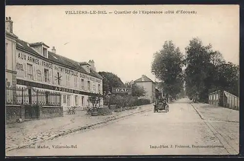 AK Villiers-le-Bel, Quartier de l`Espérance avec hôtel et calèche sur la route