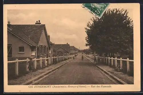 AK Orgemont, Rue des Flamands avec vue sur les maisons et un cycliste