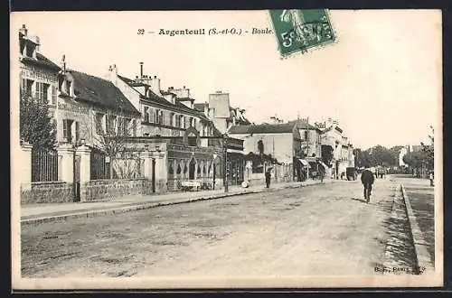 AK Argenteuil, Boulevard animé avec piétons et bâtiments historiques