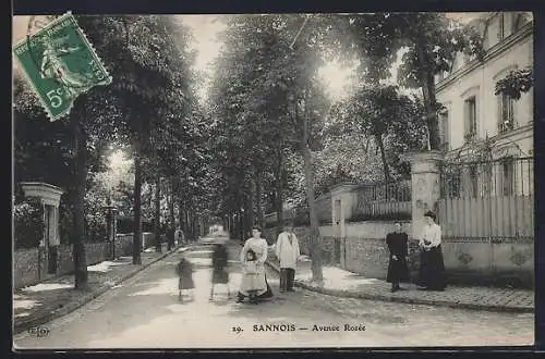 AK Sannois, Avenue Rozée avec des passants et arbres ombragés