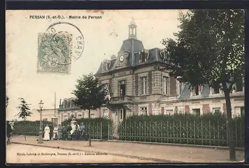 AK Persan, Mairie de Persan avec passants sur l`avenue