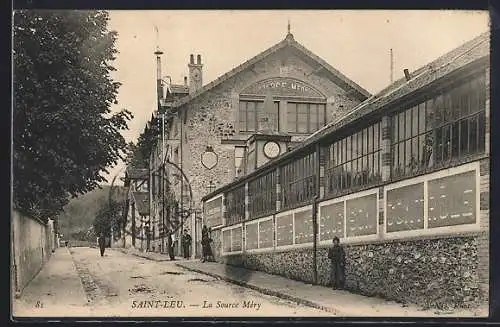 AK Saint-Leu, La Source Méry et rue animée avec passants et bâtiments historiques