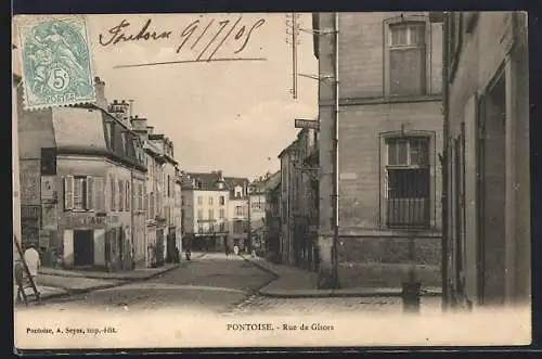 AK Pontoise, Rue de Gisors avec architecture urbaine et scène de rue animée