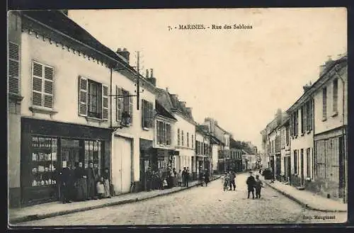 AK Marines, Rue des Sablons avec boutiques et passants