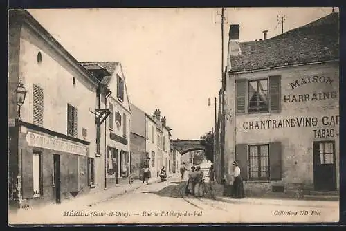AK Mériel, Rue de l`Abbaye-du-Val avec maisons et passants