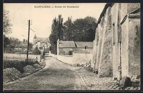 AK Maffliers, Route de Montsoult avec bâtiments et paysage rural en arrière-plan