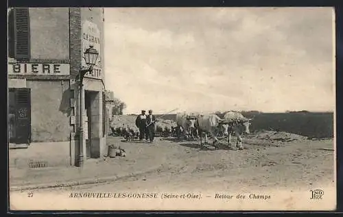 AK Arnouville-les-Gonesse, Retour des champs avec des paysans et des boeufs