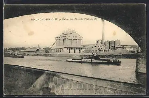 AK Beaumont-sur-Oise, Usine des Ciments Portland avec vue sur la rivière et les péniches