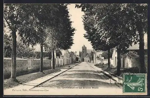 AK Chambly, La Grande Route bordée d`arbres et vue sur l`église au loin