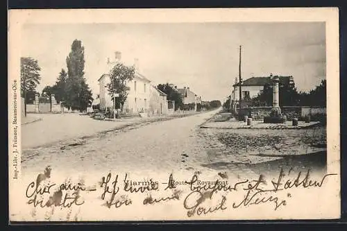 AK Viarmes, Route de Royaumont et monument au carrefour
