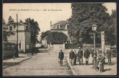 AK Roissy-en-France, Rue de Goussainville avec passants et bâtiments historiques