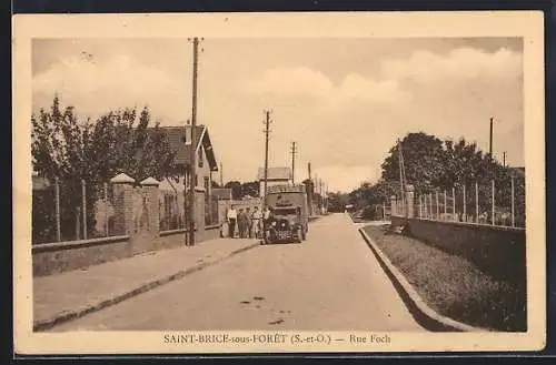 AK Saint-Brice-sous-Forêt, Vue de la Rue Foch avec automobile et passants