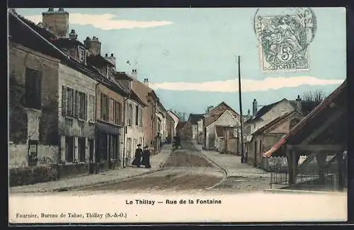 AK Le Thillay, Rue de la Fontaine animée avec passants