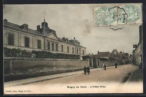 AK Magny en Vexin, L`Hôtel-Dieu et rue animée avec passants