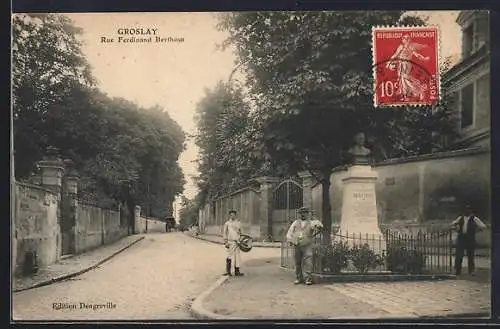 AK Groslay, Rue Ferdinand Berthout avec monument et passants