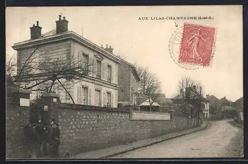 AK Lilas, Vue de la rue avec maison et mur de pierre